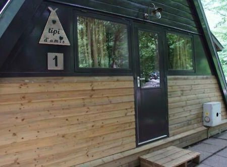 Tipi D'Amis Villa Дюрби Екстериор снимка
