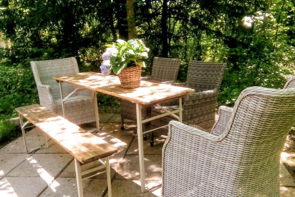 Tipi D'Amis Villa Дюрби Екстериор снимка